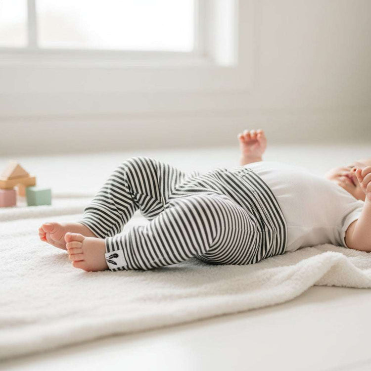 Pasgeboren baby draagt lichtgewicht newborn broekje donkerbosstripen voor comfort en stijl