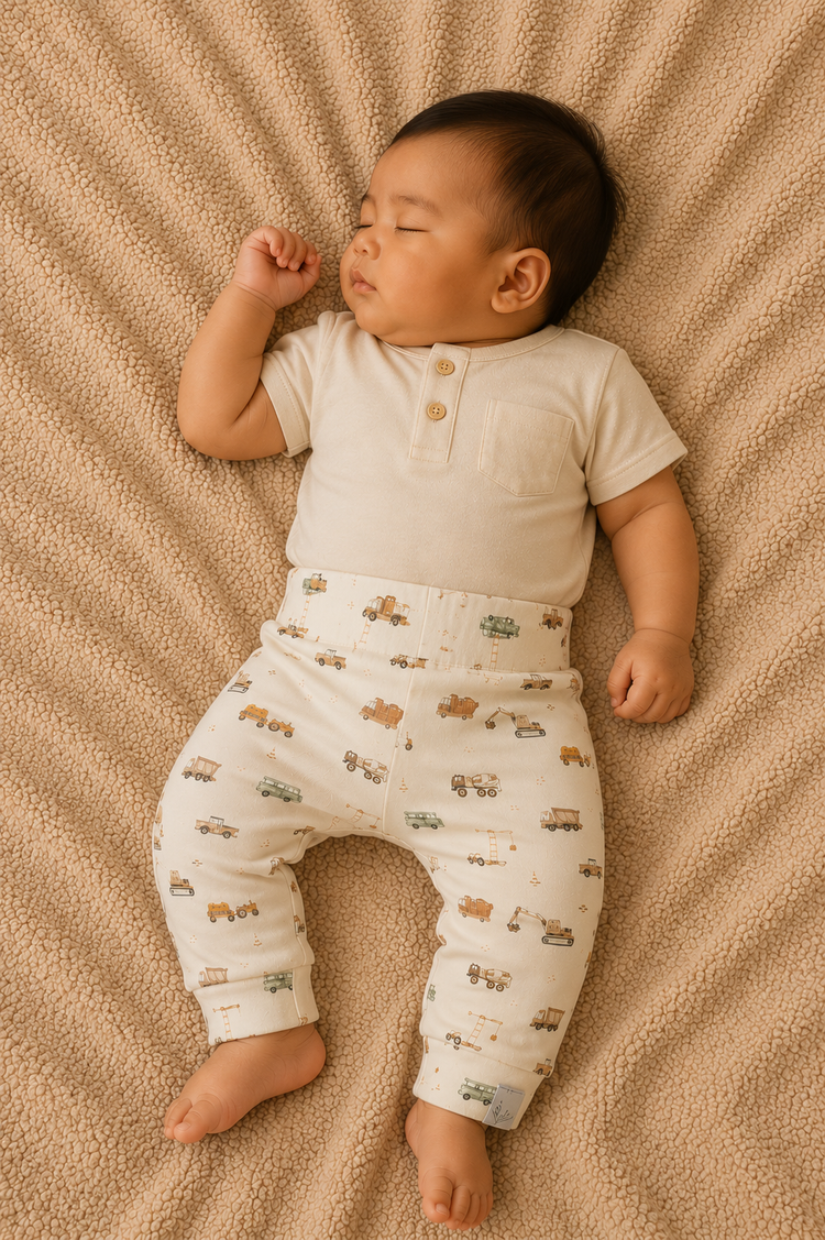 Feathers® Kinderbroekje – Construction Vehicle Print | Maat 74-116 by Feathers®