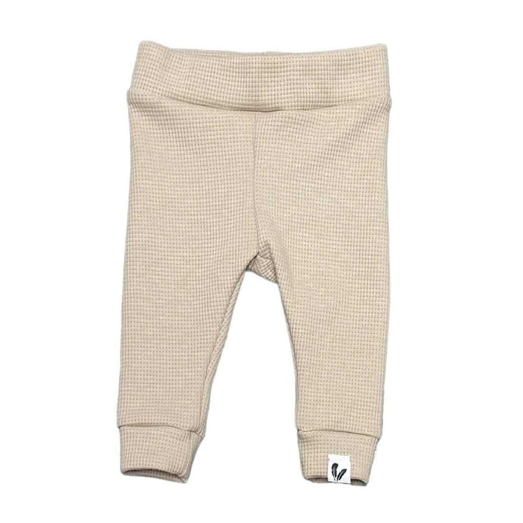 Newborn baby wearing donkerbeige waffle broekje for stylish and comfortable outfit