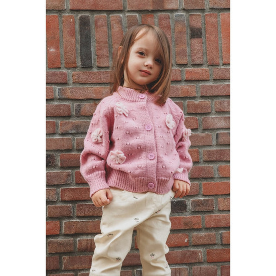 Calla Cardigan – Zacht Gebreid Vest met Bloemdetails