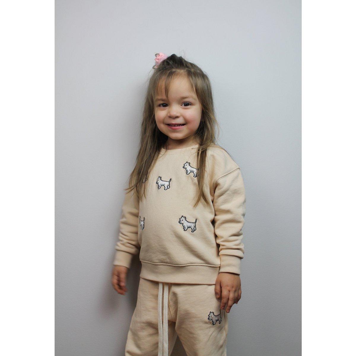 Kinder Trainingspak Beige | Geborduurde Witte Terriër | Maat 98–110