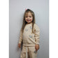 Kinder Trainingspak Beige | Geborduurde Witte Terriër | Maat 98–110
