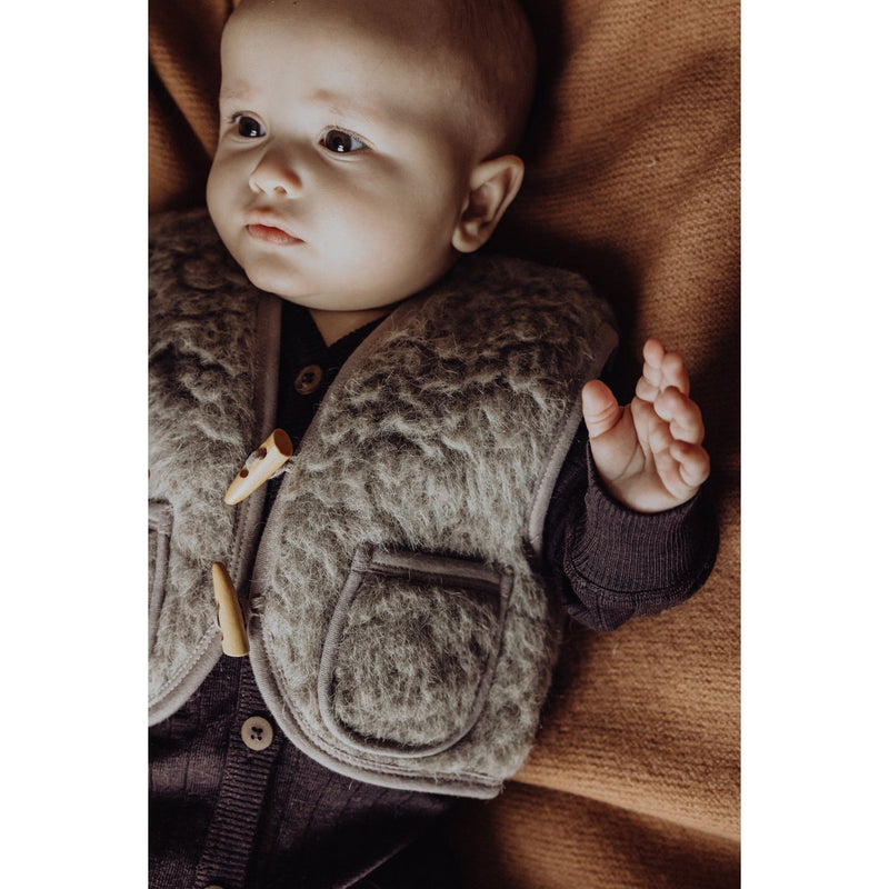Wollen sherpa babyvest in zandtint van merinowol