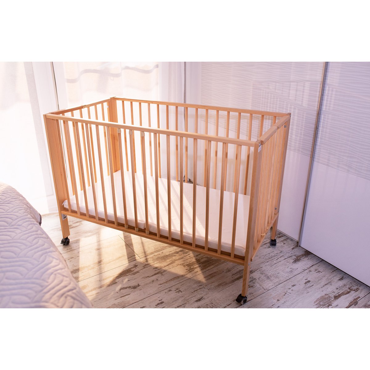 tiSsi® Opvouwbaar Kinderbed Naturel 120x60cm – Incl. Matras & Wielen by tiSsi ® Familie beginnt mit uns™
