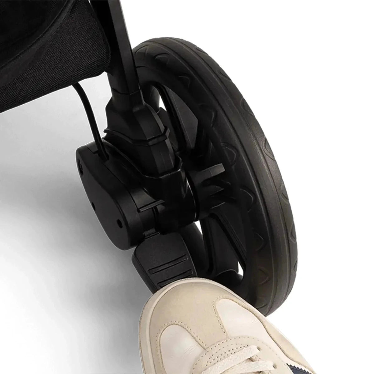 Nuna TRVL lx wielen en vering detail