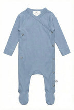 Wollen kruippakje Blue Fog plat gelegd