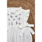 Erin Romper – Witte Romper met Geborduurde Bloemen