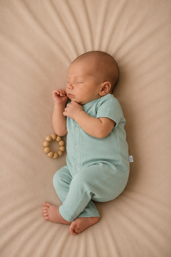 Boxpakje Zomer Dusty Green | Luchtig Katoenen Rompertje voor Baby by Feathers®