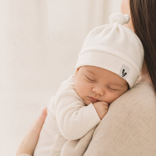 Babymutsje Knoopmutsje Nicky White – GOTS | Handgemaakt | Feathers®