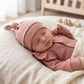 Babymutsje Clay Pink Kabelsteek – GOTS | Feathers®