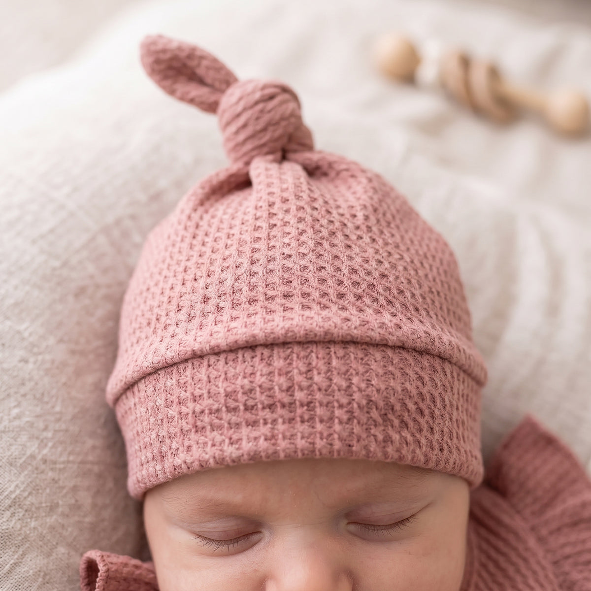 Babymutsje Clay Pink Kabelsteek – GOTS | Feathers®