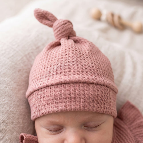 Babymutsje Clay Pink Kabelsteek – GOTS | Feathers®