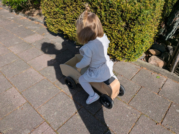 Kinderfeets Cargo Bike zijaanzicht houten frame