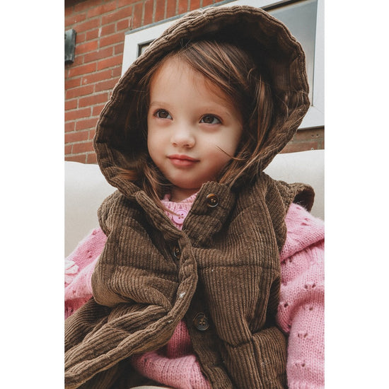 August Vest – Dik Gebreid Vest met Capuchon